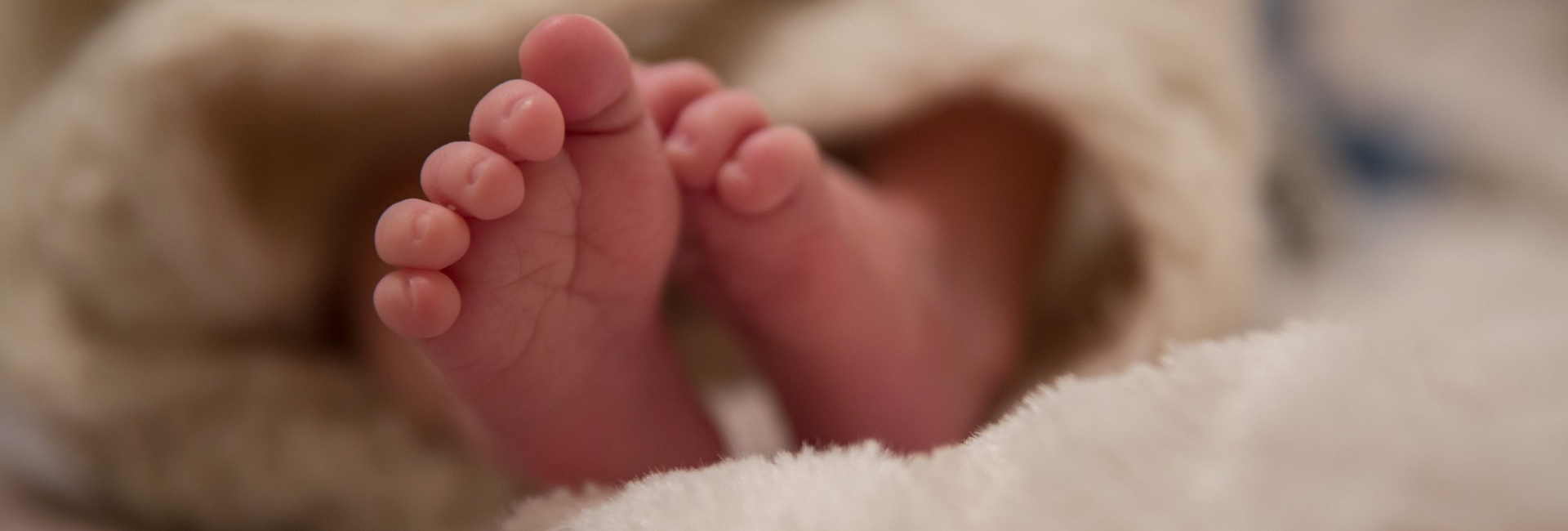 Neugeborenes Kind, Sinnbild für eine Kinderwillkommensfeier