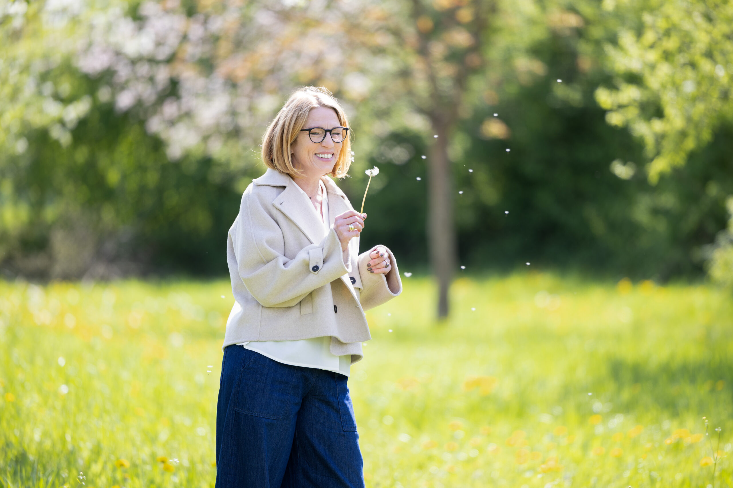 Sandra Werner mit Pusteblume, freie Rednerin für Trauerfeiern und Trauungen