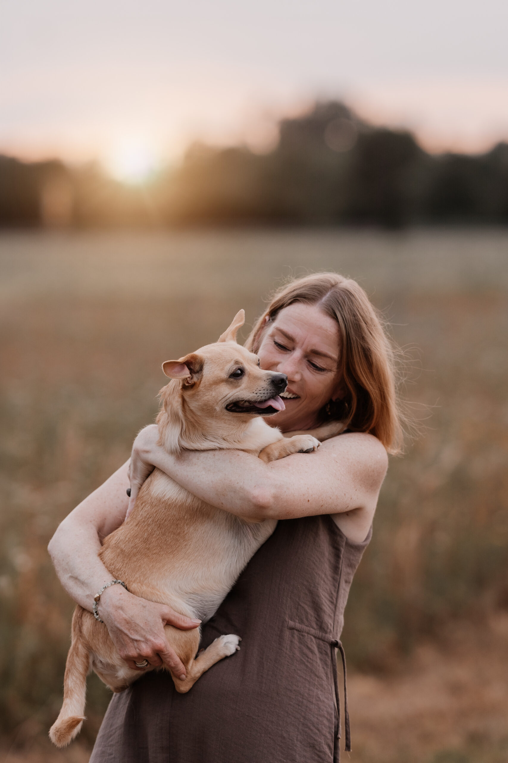 Sandra Werner mit ihrem Hund Max, ein stiller, vertrauter Moment
